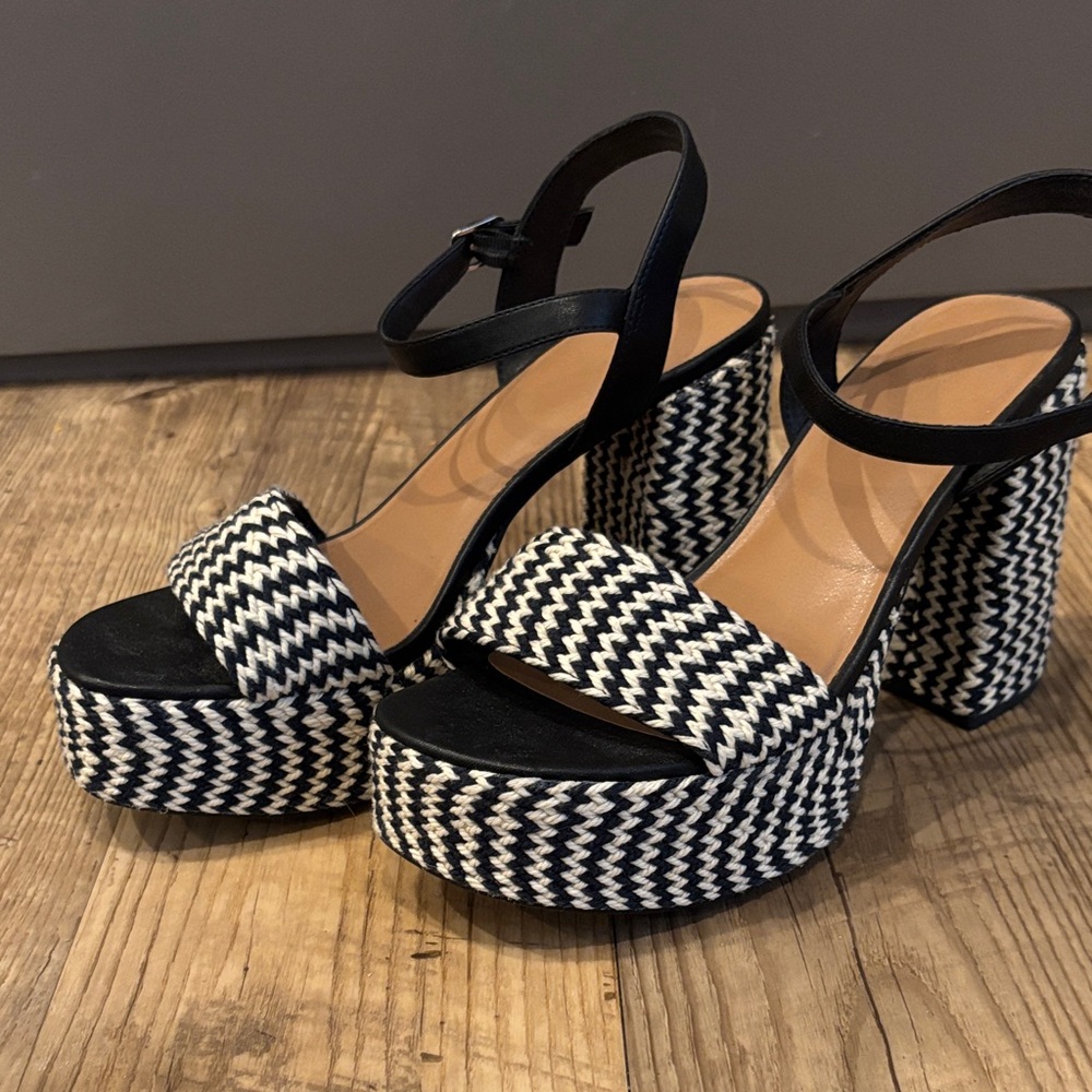 Universal Thread Black and White Zigzag Platform Heels